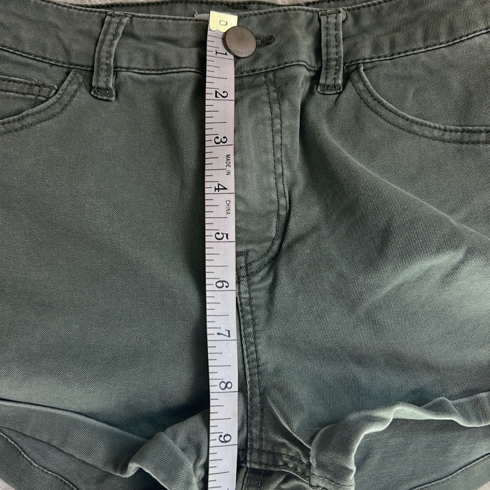 Refuge Size 0 Juniors Olive Green Color Zip-Up Short Shorts - Picture 7 of 9